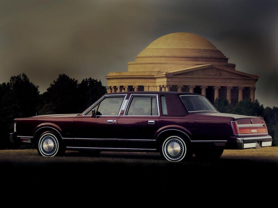  Lincoln Town Car 1985 года  (фото 4 из 16)